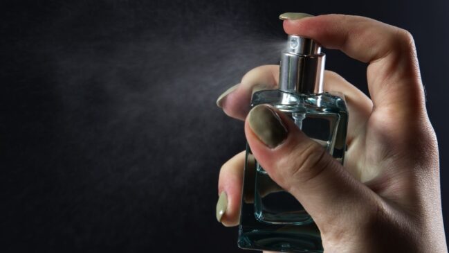 Seja para um passeio casual ou um jantar romântico, o mais importante é escolher um perfume que reflita sua essência.