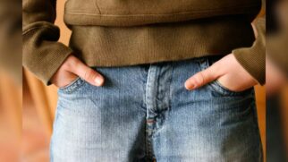 Comportamentos simples, como andar com as mãos nos bolsos, podem oferecer pistas sobre as emoções e o estado mental de uma pessoa. 