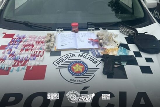 Durante a abordagem, foram encontrados com o menor um simulacro de pistola, R$ 310 em dinheiro e diversas porções de drogas