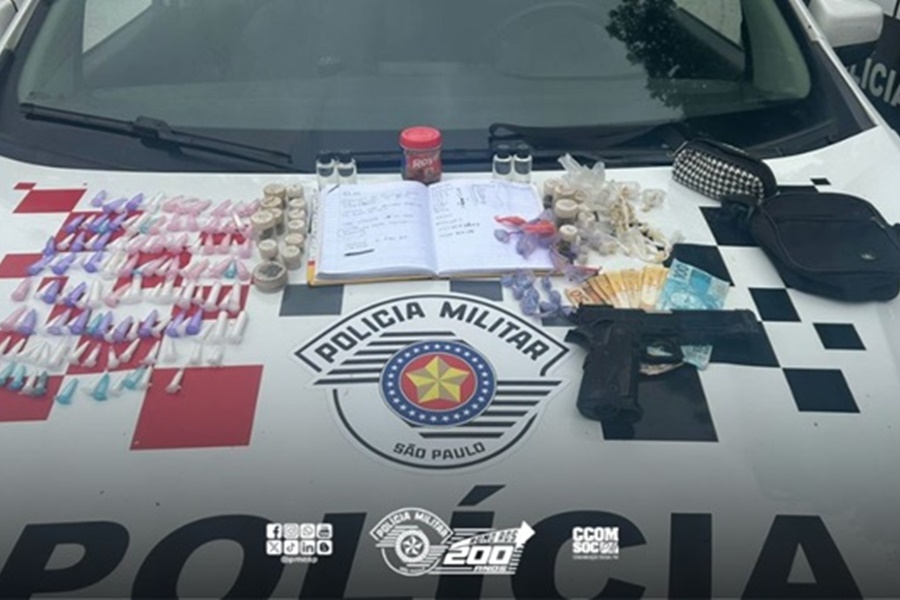 Durante a abordagem, foram encontrados com o menor um simulacro de pistola, R$ 310 em dinheiro e diversas porções de drogas