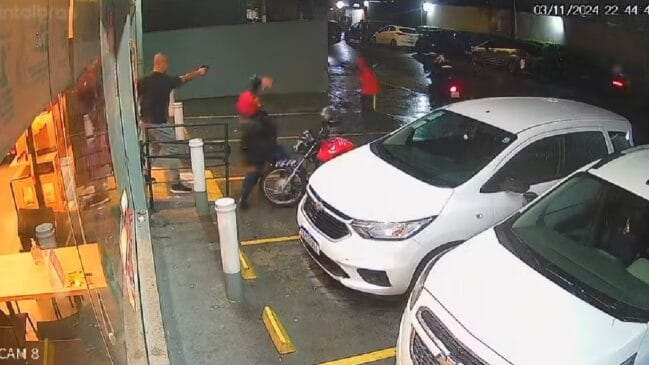 Na versão inicial, apresentada pelo PM, o jovem teria mencionado estar armado, mas as imagens não mostram isso
