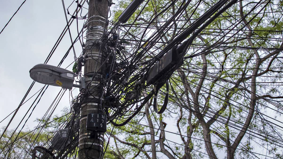Projeto de lei aumenta valor da multa aplicada às concessionárias responsáveis por fios abandonados nos postes