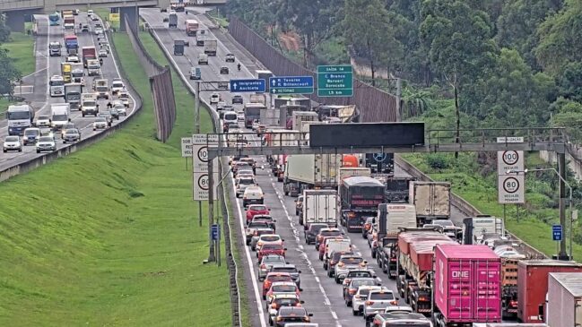 Rodovias apresentam congestionamentos de mais de 1 hora na chegada à capital paulista