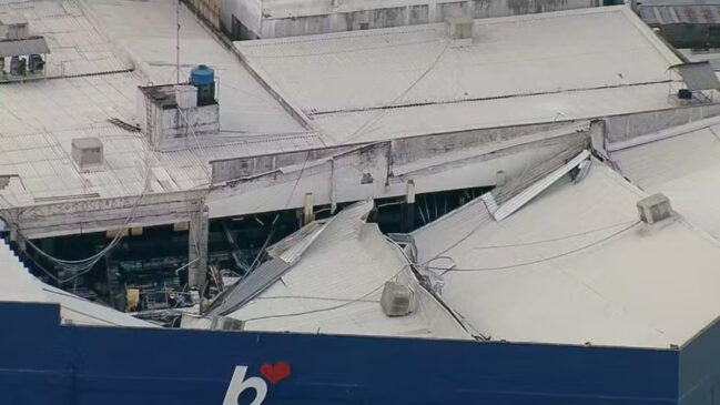 Teto de supermercado desaba com chuva de granizo em Barueri