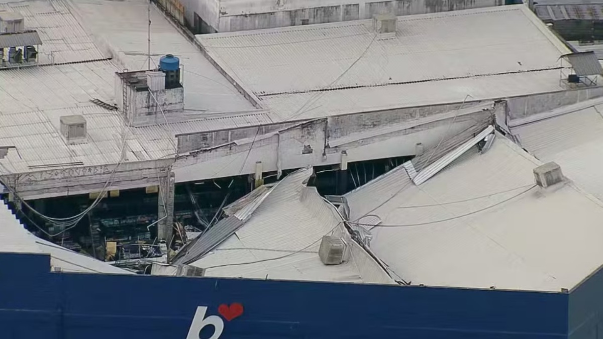 Teto de supermercado desaba com chuva de granizo em Barueri