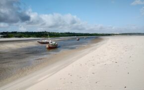 As praias mais exclusivas do Sul da Bahia, paraísos procurados por bacanas nesta época, escondem também os nomes de seus barões proprietários