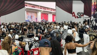 Vai-Vai reunida na Fábrica do Samba, na zona norte de São Paulo