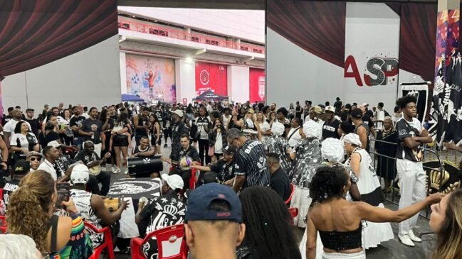 Vai-Vai reunida na Fábrica do Samba, na zona norte de São Paulo