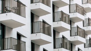 Uma dúvida que deixa muitas pessoas em dúvida, em especial aos moradores de condomínios, é ser o condômino tem ou não o direito de ficar pelado em seu apartamento