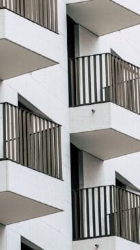Na busca da liberdade e privacidade, ficar pelado no seu apartamento pode lhe render problemas. Isso por que no Código Civil, artigo 1.336, inciso IV é citado que os moradores de unidades habitacionais têm a obrigação de preservar os bons costumes - (wal_172619/Pixabay)