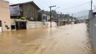 Vias alagadas em Camboriú após fortes chuvas em Santa Catarina nesta quinta-feira (16/1)