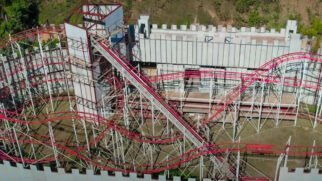 Montanha-russa em construção no Animalia Park