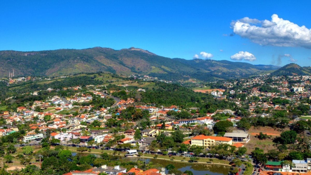 Localizado na Região Imediata de Bragança Paulista, Atibaia abrange uma área de aproximadamente 490 km², sendo 57% zona rural e 43% zona urbana.