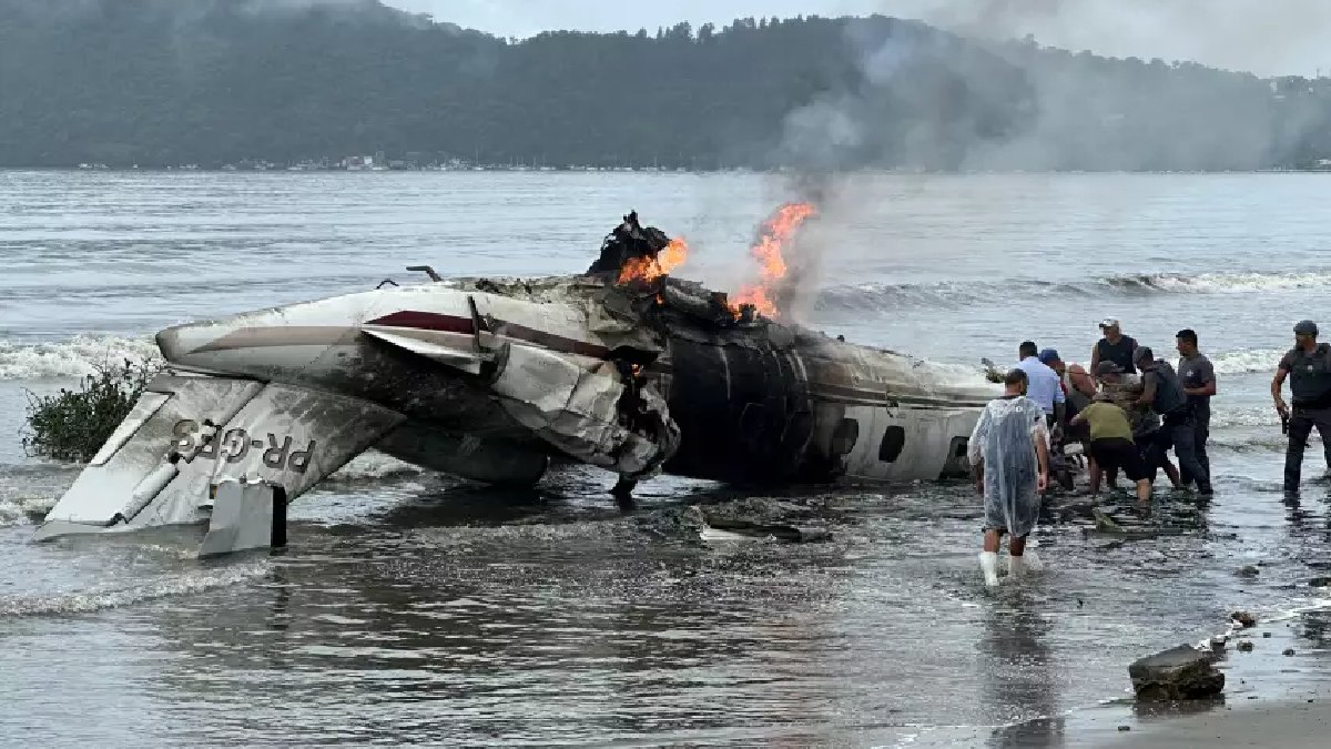 Avião caiu na praia do Cruzeiro, litoral norte de São Paulo