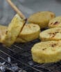Batatas assadas douradas e crocantes ficam prontas com 2 colheres de amido de milho e um truque simples que ajuda a deixar a casquinha sequinha sem precisar exagerar no azeite