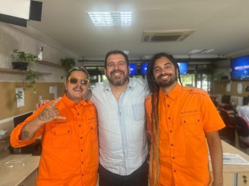 Thominhas e Ale Cazarotto, do Bloco do Caos, ao lado do jornalista Bruno Hoffmann, da Gazeta