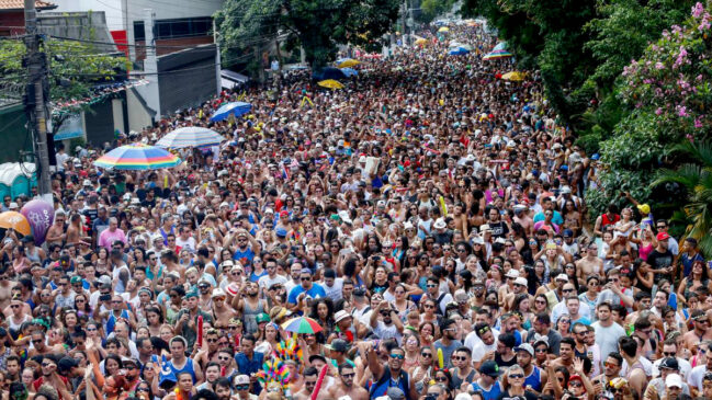 Folia pode terminar em multa por xixi na rua