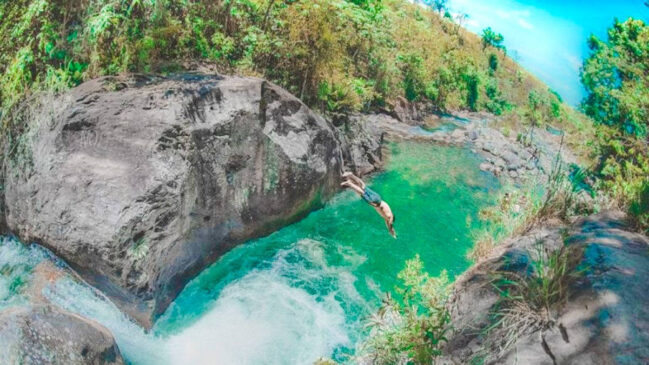 Descubra a Cachoeira Poço Azul, que fica a 200km da Capital