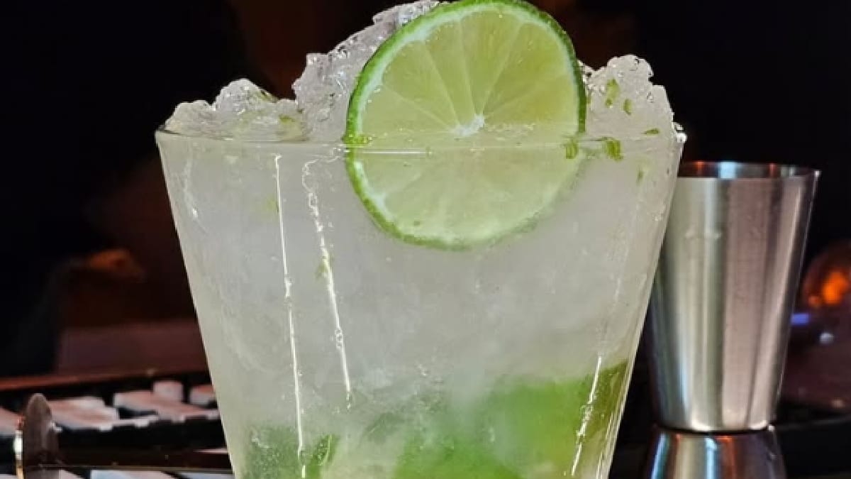 Com entrada gratuita e localizado na Rua Augusta, no centro de São Paulo, um dos principais atrativos do bar é a caipirinha, que custa apenas R$ 9,90 - (Divulgação)