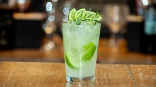 Caipirinha de limão é uma das mais tradicionais para os brasileiros