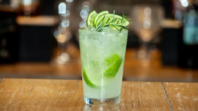 Caipirinha de limão é uma das mais tradicionais para os brasileiros