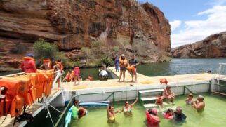 Cânion de Xingó atrai turistas pela beleza das formações rochosas e até pela gastronomia nos passeios