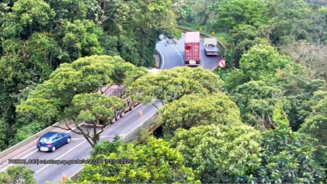 Carreta tomba e interdita rodovia Anchieta no litoral de São Paulo