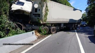 Carreta se chocou contra a mureta de proteção