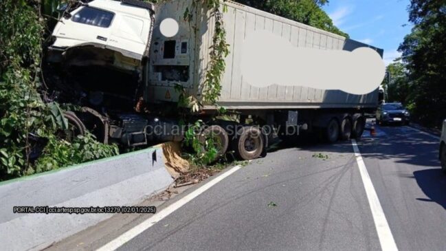 Carreta se chocou contra a mureta de proteção
