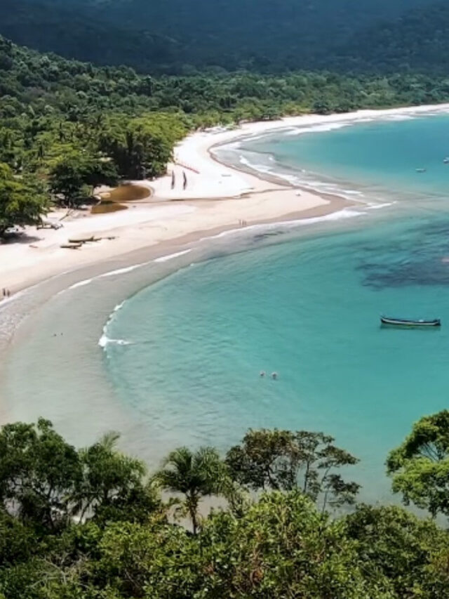 Litoral de SP tem praia em forma de coração com águas transparentes e poucos turistas