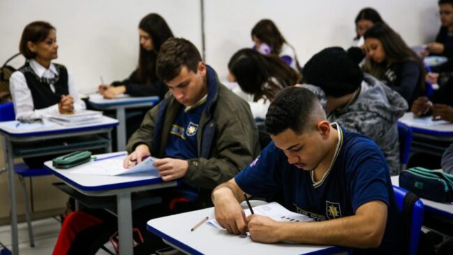 Em caso de descumprimento das normas, há uma série de medidas a serem adotadas pela direção da escola