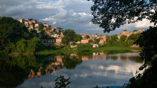 O site 4 Travel Advice Lovers justificou a escolha considerando critérios como poluição, trânsito e contraste social. A paisagem repleta de arranha-céus também contribuiu para a avaliação negativa.