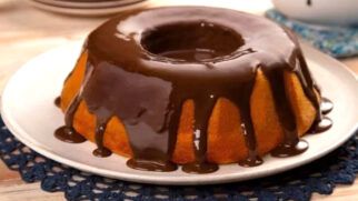 Saiba como fazer um bolo de cenoura com calda de chocolate