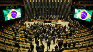 Mandato de senadores pode chegar a 10 anos