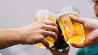 Se hoje brindamos com amigos, família ou entes queridos, no início da prática, as pessoas envolvidas eram, geralmente, inimigas