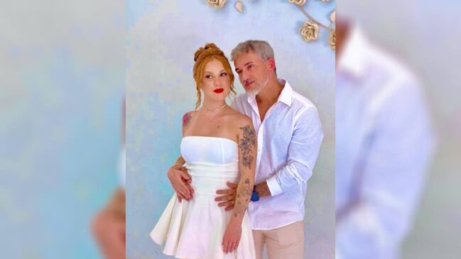 Daniel Cravinhos com a biomédica Carol Andrade ao oficializar a união