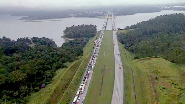 A Polícia Militar Rodoviária e concessionária responsável pelo trecho atuaram no local para liberação das faixas
