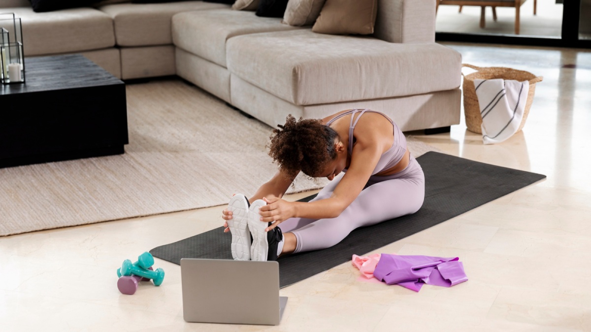 Exercitar-se em casa é uma maneira eficaz de atingir metas de emagrecimento e fortalecimento, desde que aliado a uma rotina consistente e acompanhamento adequado.
