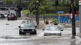 Transitar por áreas alagadas coloca em risco o carro e os passageiros