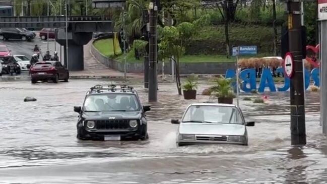 Transitar por áreas alagadas coloca em risco o carro e os passageiros