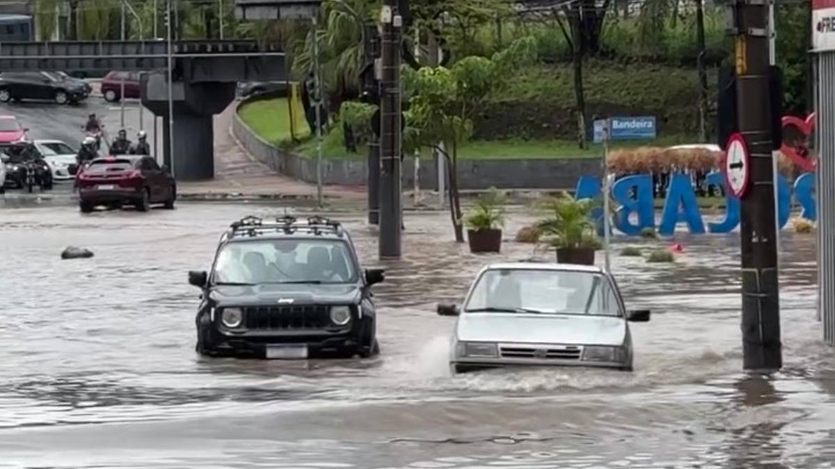 Transitar por áreas alagadas coloca em risco o carro e os passageiros