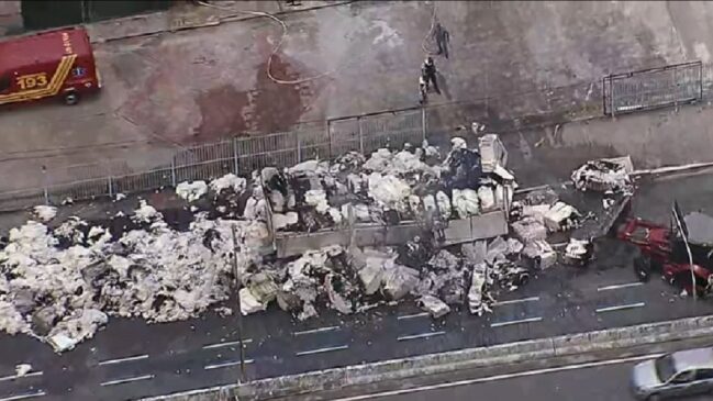 Rodovia está interditada por conta do incêndio na carga