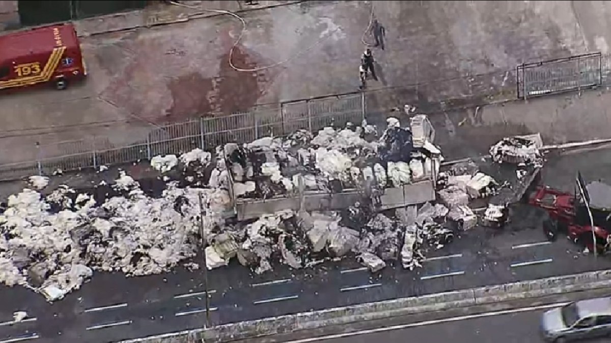 Rodovia está interditada por conta do incêndio na carga