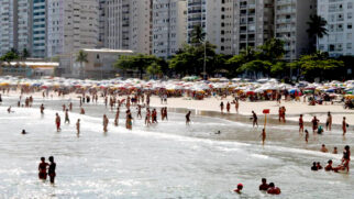 Moradores e turistas relatam intoxicação após frequentarem praias do Guarujá neste fim de ano