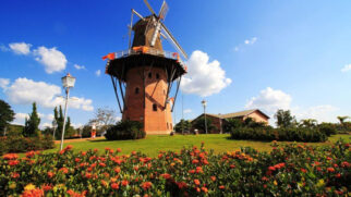 Holambra, a cerca de 140 km da Capital, combina paisagens floridas e arquitetura inspirada na Holanda