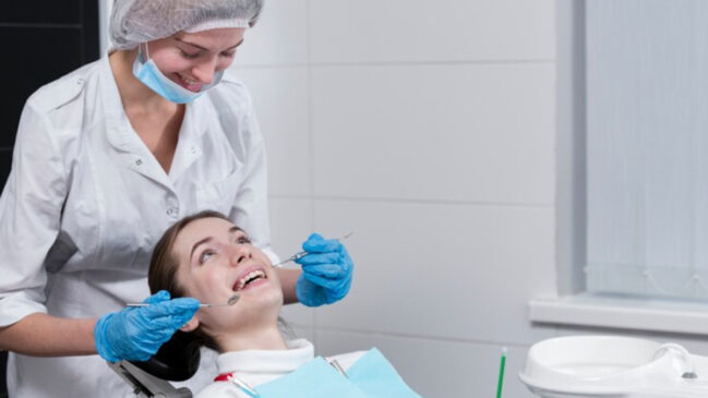 Entenda a importância de fazer uma limpeza regular com um dentista