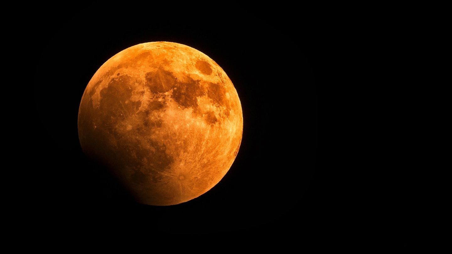 A Lua de Sangue ocorre quando o Sol, a Terra e Lua se alinham, deixando o satélite natural com aparência avermelhada. Foto: George Desipris/Pexels