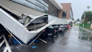 Teto de supermercado desabou sobre carros na avenida Goiás
