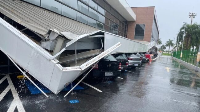 Teto de supermercado desabou sobre carros na avenida Goiás