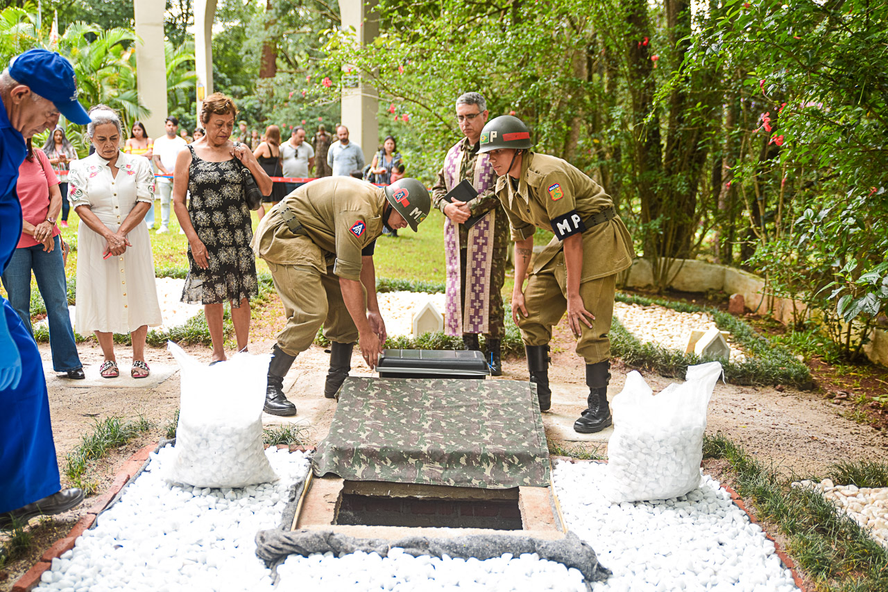 Sepultamento de ex-pracinha da FEB no cemitério na Vila Alpina